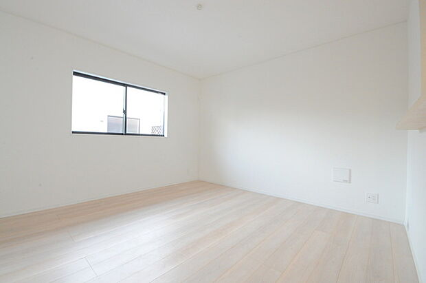 いつも家族の集まるLDKは広々とした18.2帖。通風・採光にも優れ、心安らぐ風と光がたえない空間。汎用性に富んだ居住スペースと、高揚感さえも与えてくれる住空間です。 