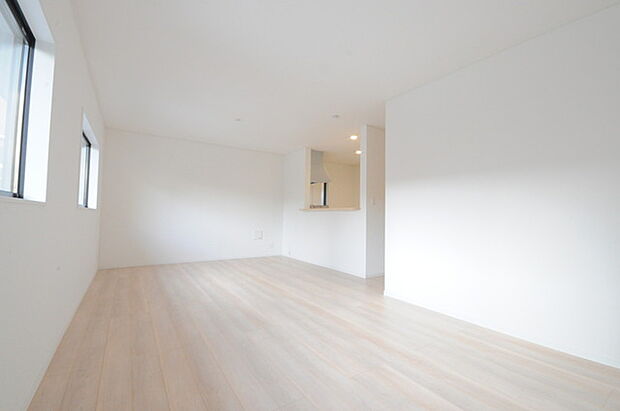 家族の集うリビングには色々な方向から光が差し込む設計に。家族のコミュニケーションが弾むスポットだから明るい雰囲気であってほしい。 