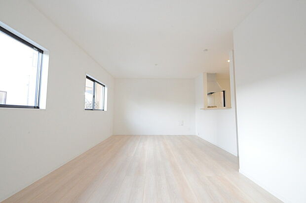 どんな家具にでも相性が良い清潔感ある白色調のクロスを採用。主張しすぎない配色、耐久性にも優れた床材は日々のメンテナンスも楽に、快適に過ごして頂けるよう考えられています。