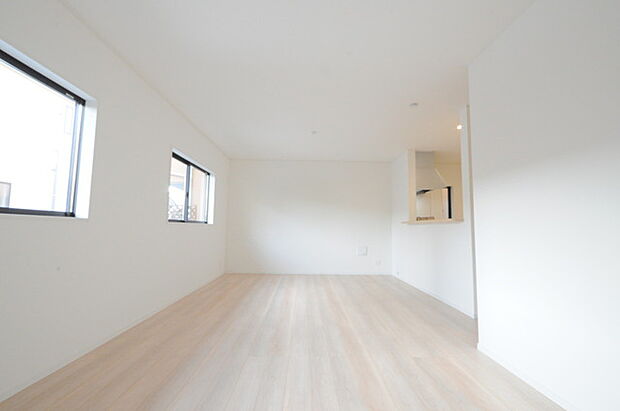 リビングにいる家族の顔が見渡せるカウンターキッチン。お料理もより一層おいしく、楽しく。食器棚を背面に設置しても十分な広さを確保しています。