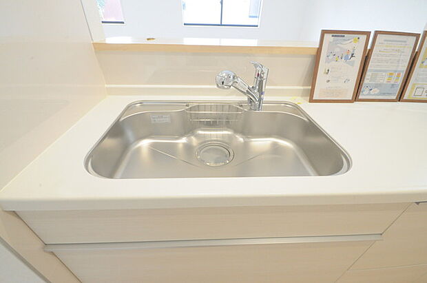 人工大理石を使用したシステムキッチン。永く傷つきにくく、お手入れもしやすい高機能性です。