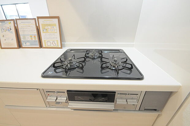 リビングにいる家族の顔が見渡せるカウンターキッチン。お料理もより一層おいしく、楽しく。食器棚を背面に設置しても十分な広さを確保しています。