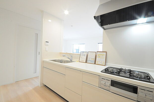 家族団欒のリビング。陽光差し込む食卓には家族の会話とスマイルが溢れます。いつまでもここで食卓を囲みたくなる、そう感じさせてくれるスペース。