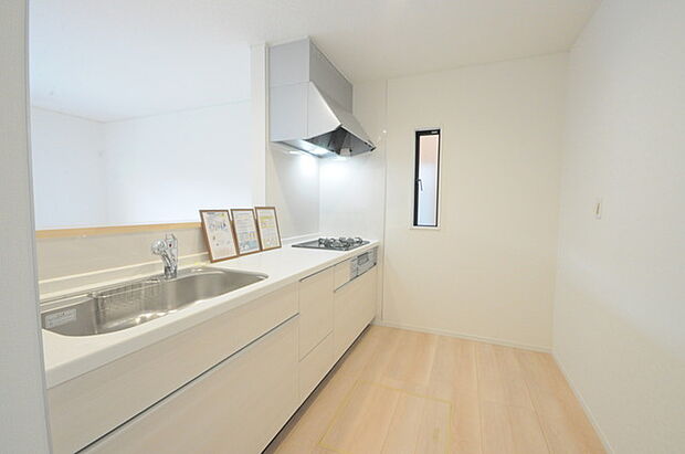 家族が一番集まる場所だから広々としつつも素敵な空間であって欲しい。皆がくつろぐリビングからキッチンまでが一つに繋がる空間。