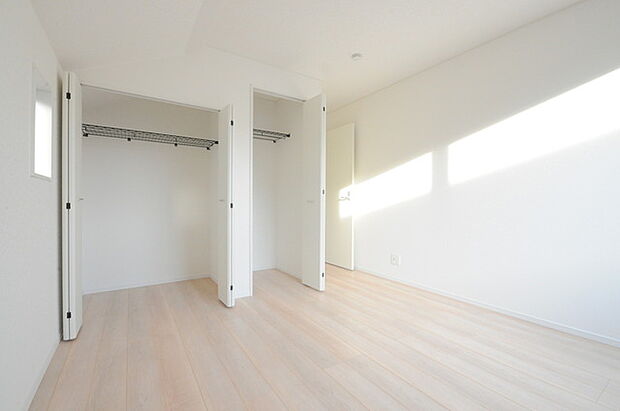 どんな家具にでも相性が良い清潔感ある白色調のクロスを採用。主張しすぎない配色、耐久性にも優れた床材は日々のメンテナンスも楽に、快適に過ごして頂けるよう考えられています。