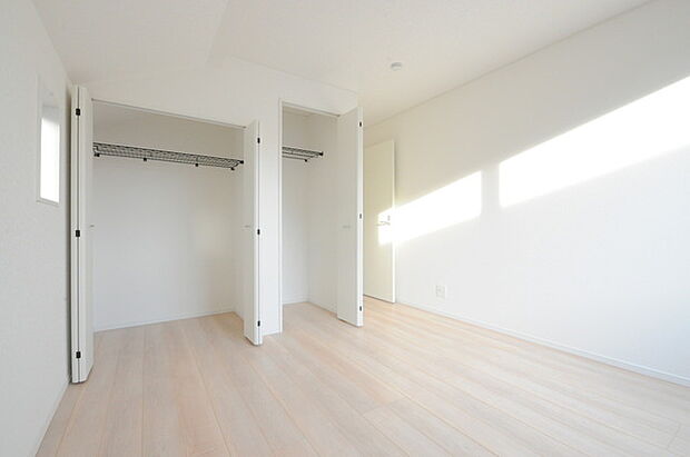 広々収納で、仕事着、普段着をまとめて収納できます。