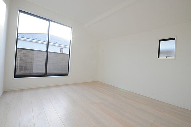 バルコニーに面した4.5帖の洋室。開口部からは優しい陽光が差し込み心地よい風が通り抜けます。