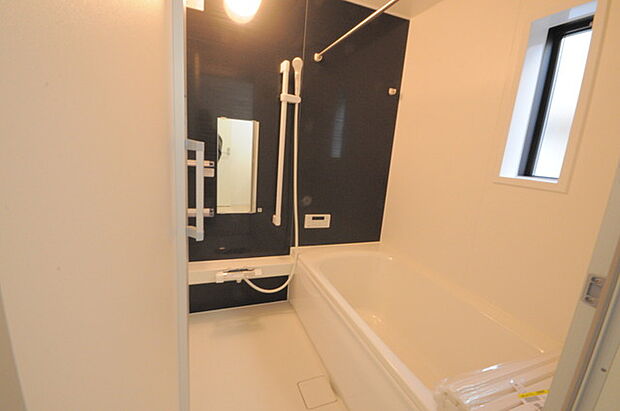 一緒にお風呂に入っている子供達の声がリビングまで聞こえてきそうな広々とした1坪バス