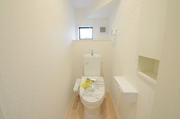 ウォシュレット機能付きのトイレ。換気のしやすい窓付きで、収納もあり実用性も兼ね備えた造り。