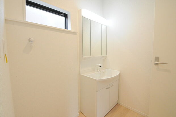 使い勝手の良い洗面台、窓があることで換気もしやすく清潔感のある空間を保てます。
