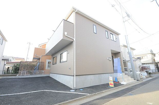 戸建てが立ち並ぶ静かな住宅街。四季折々の移り変わりを感じながら自然と楽しみ、暮らす、そんな毎日を日々の中で感じられる住環境