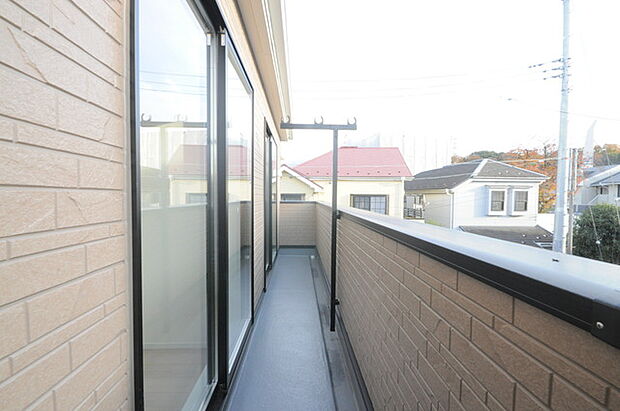 陽ざしが差込む明るいバルコニー。奥行きのあるバルコニーはお洗濯時に助かります。