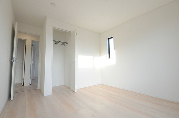 どんな家具にでも相性が良い清潔感ある白色調のクロスを採用。主張しすぎない配色、耐久性にも優れた床材は日々のメンテナンスも楽に、快適に過ごして頂けるよう考えられています。