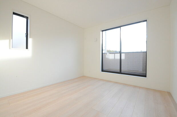 今からここを誰のお部屋にしようか、そんな洋室。大きさは6.6帖です。