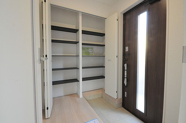 明るく開放的な玄関、靴の脱ぎ履きもしやすく、収納も豊富でご家族皆様の靴をスッキリ収納できます。