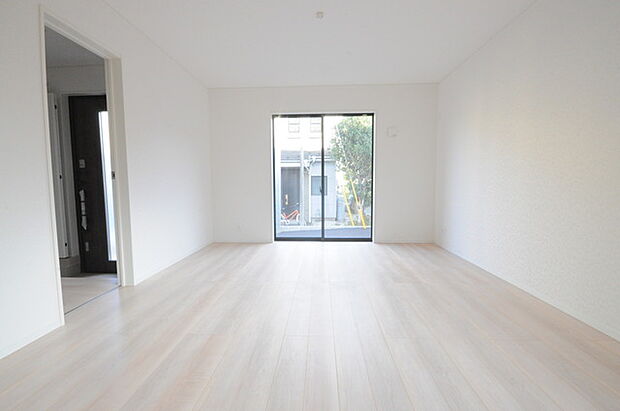 家族団欒のリビング。陽光差し込む食卓には家族の会話とスマイルが溢れます。いつまでもここで食卓を囲みたくなる、そう感じさせてくれるスペース。 