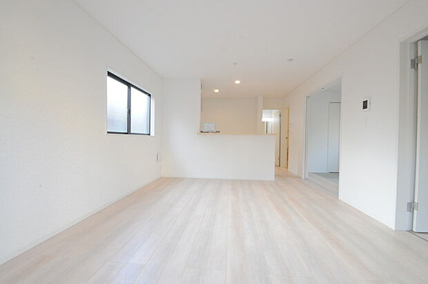 いつも家族の集まるLDKは広々とした16帖。通風・採光にも優れ、心安らぐ風と光がたえない空間。汎用性に富んだ居住スペースと、高揚感さえも与えてくれる住空間です。 