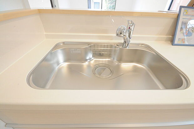 人工大理石を使用したシステムキッチン。永く傷つきにくく、お手入れもしやすい高機能性です。