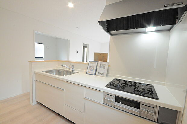 キッチンはオープンカフェスタイルだからリビングとの一体感はバッチリ。毎日のお料理時間も楽しくなりそうです。