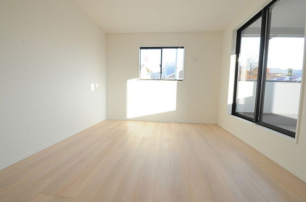 どんな家具にでも相性が良い清潔感ある白色調のクロスを採用。主張しすぎない配色、耐久性にも優れた床材は日々のメンテナンスも楽に、快適に過ごして頂けるよう考えられています。 