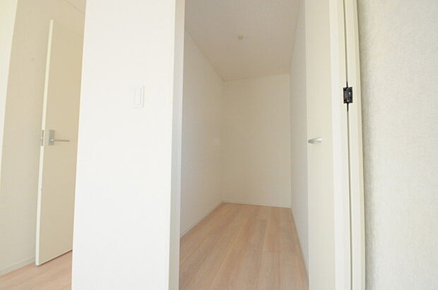 広々収納で、仕事着、普段着をまとめて収納できます。