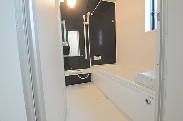 一緒にお風呂に入っている子供達の声がリビングまで聞こえてきそうな広々とした1坪バス