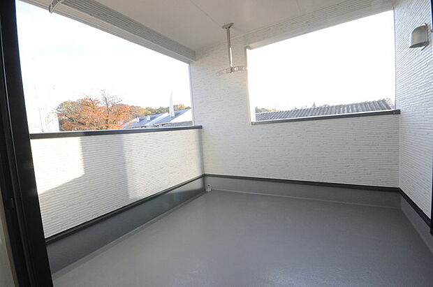 プライバシーを確保しやすい広々としたインナーバルコニー。雨天時でも洗濯物が濡れることなく安心です。