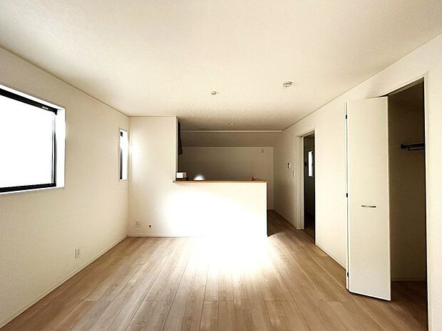 家族が一番集まる場所だから広々としつつも素敵な空間であって欲しい。皆がくつろぐリビングからキッチンまでが一つに繋がる空間。