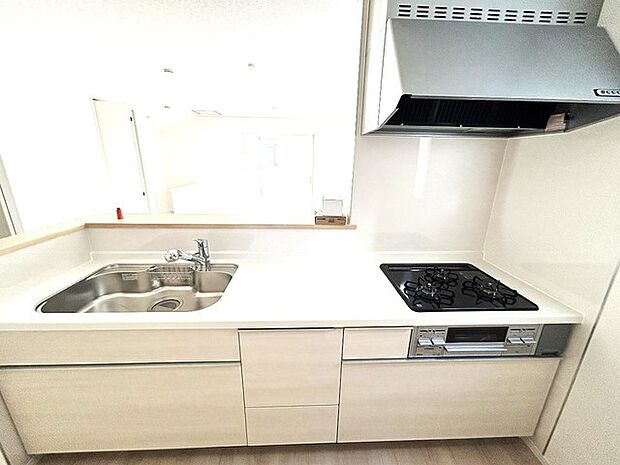 リビングにいる家族の顔が見渡せるカウンターキッチン。お料理もより一層おいしく、楽しく。食器棚を背面に設置しても十分な広さを確保しています。 