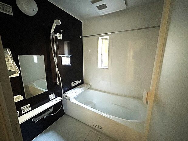 一緒にお風呂に入っている子供達の声がリビングまで聞こえてきそうな広々とした1坪バス 