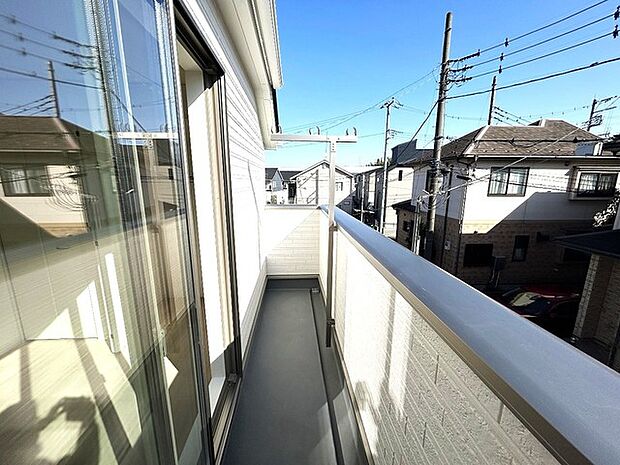広めのバルコニーは風通しも良くお洗濯物もしっかりと干すことができます！ 