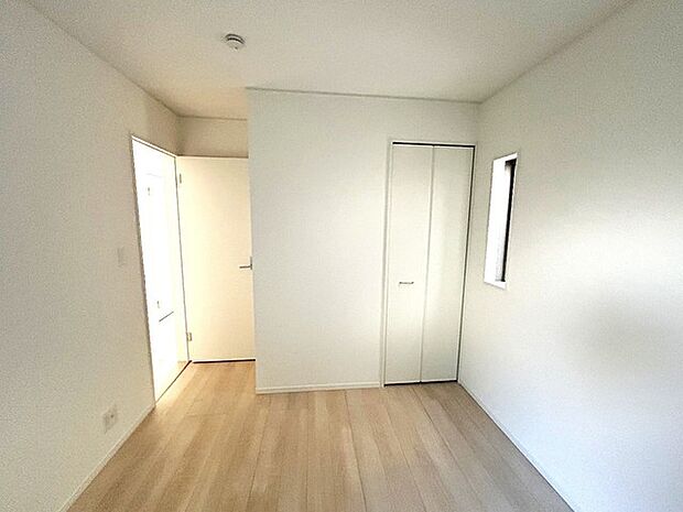 各部屋に収納付きです。