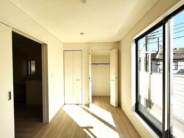 2階5帖の洋室には収納が2カ所ありお洋服もたくさん収納できます。