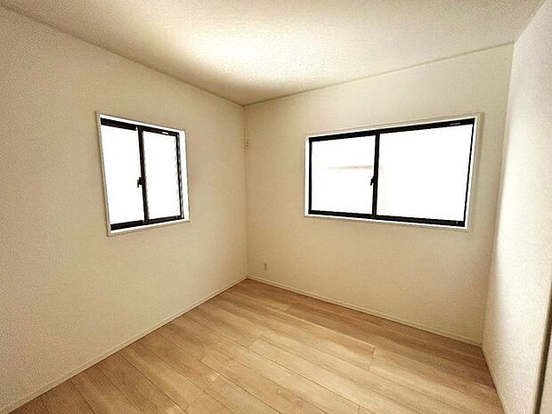 大きな開口部から明るい光が差し込む、日中の室内の明るさがこの部屋の魅力です。