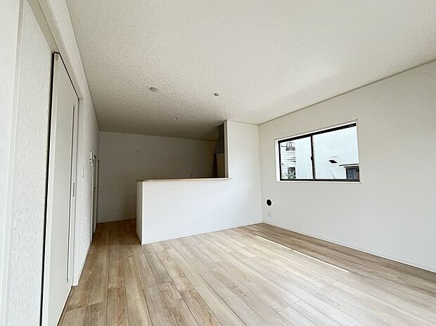 家族団欒のリビング。陽光差し込む食卓には家族の会話とスマイルが溢れます。いつまでもここで食卓を囲みたくなる、そう感じさせてくれるスペース。 