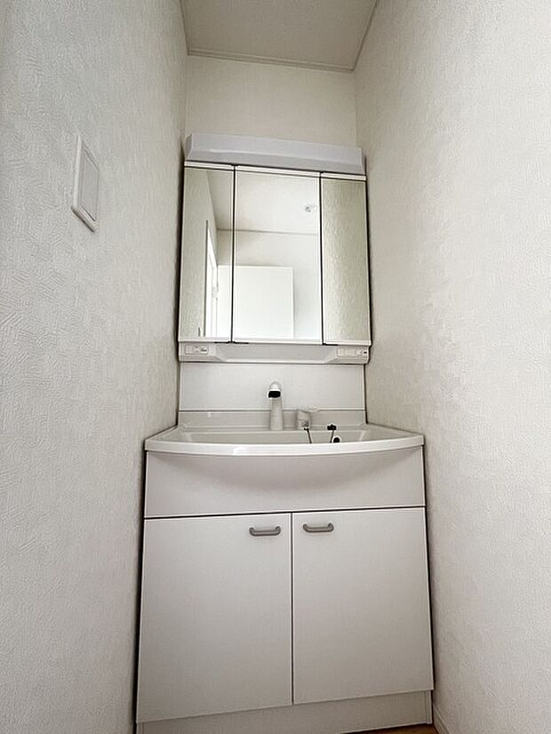 お出かけ前の身だしなみに一歩差がつく三面鏡。ミラー裏にはたっぷり収納もございます。 