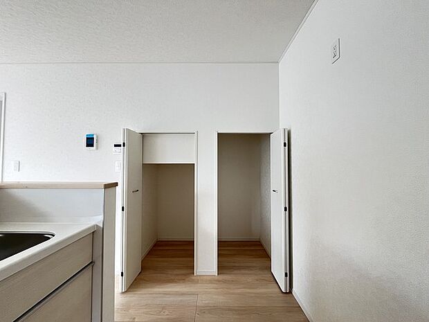 階段下を利用したキッチン横の収納はダストBOX等を入れては如何でしょうか