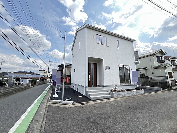 戸建てが立ち並ぶ静かな住宅街。四季折々の移り変わりを感じながら自然と楽しみ、暮らす、そんな毎日を日々の中で感じられる住環境 