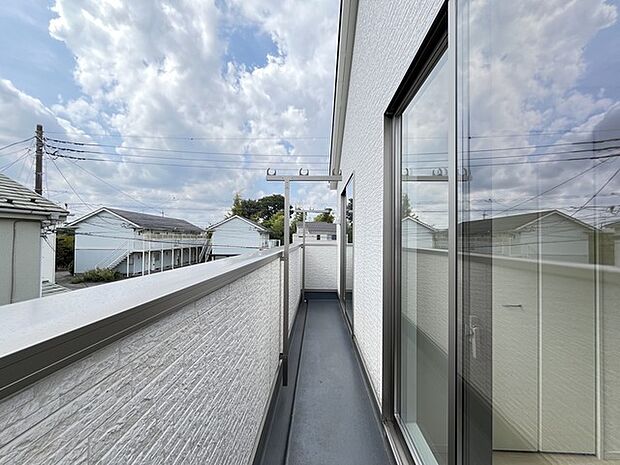 陽ざしが差込む明るいバルコニー。奥行きのあるバルコニーはお洗濯時に助かります。 