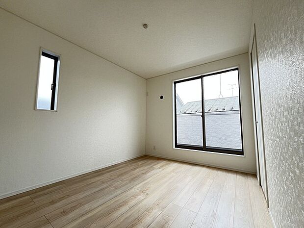 どんな家具にでも相性が良い清潔感ある白色調のクロスを採用。主張しすぎない配色、耐久性にも優れた床材は日々のメンテナンスも楽に、快適に過ごして頂けるよう考えられています。 