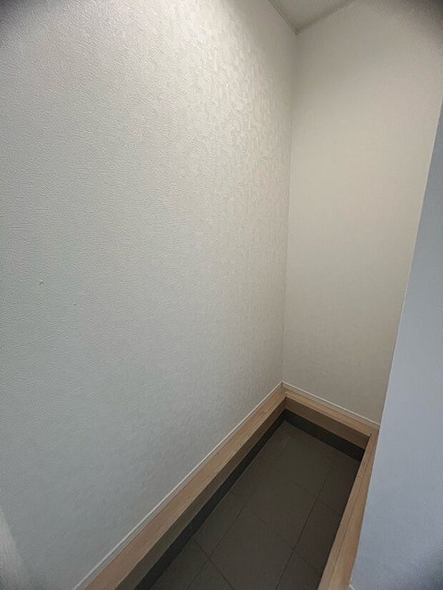 土間収納付きでベビーカーやゴルフバック、お子様のおもちゃもスッキリ収納できます。 