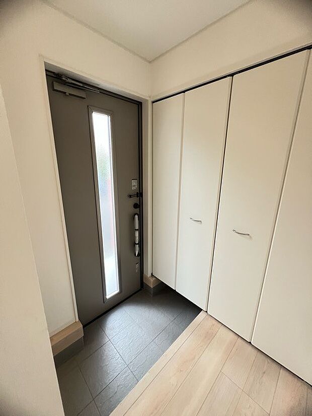 明るく開放的な玄関、靴の脱ぎ履きもしやすく、収納も豊富でご家族皆様の靴をスッキリ収納できます。 