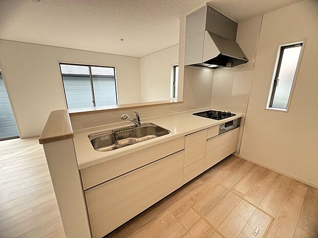 人工大理石を使用したシステムキッチン。永く傷つきにくく、お手入れもしやすい高機能性です。 