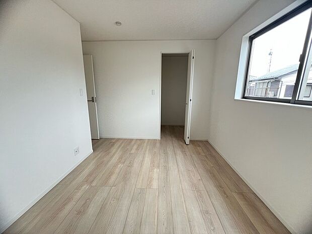 どんな家具にでも相性が良い清潔感ある白色調のクロスを採用。主張しすぎない配色、耐久性にも優れた床材は日々のメンテナンスも楽に、快適に過ごして頂けるよう考えられています。 