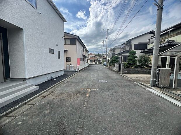 戸建てが立ち並ぶ静かな住宅街。四季折々の移り変わりを感じながら自然と楽しみ、暮らす、そんな毎日を日々の中で感じられる住環境 