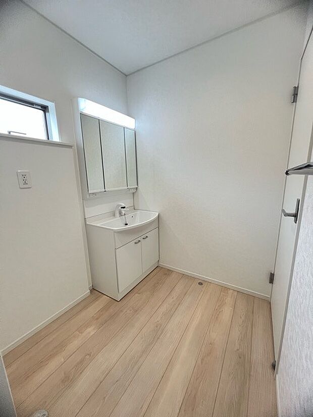 ゆとりの洗面スペースで朝の身支度もスムーズに行えます。 