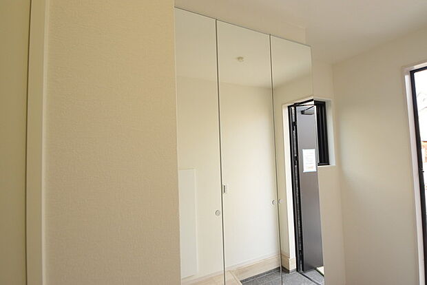 お宅の顔となる明るく開放的な玄関。ご家族皆様様の靴を収納できるスペースと全身鏡があり、お出掛け前に身だしなみチェックもできます。