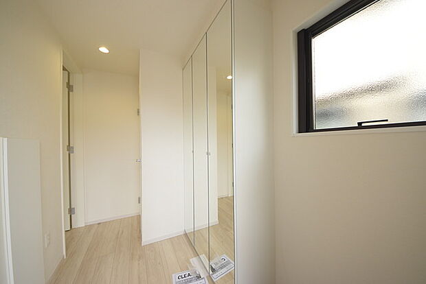 お宅の顔となる明るく開放的な玄関。ご家族皆様様の靴を収納できるスペースと全身鏡があり、お出掛け前に身だしなみチェックもできます。