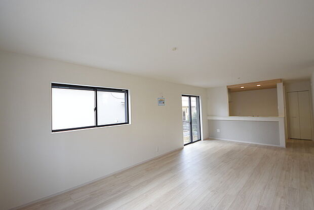 いつも家族の集まるリビングは広々とした20.51帖。通風・採光にも優れ、心安らぐ風と光がたえない空間。汎用性に富んだ居住スペースと、高揚感さえも与えてくれる住空間です。 