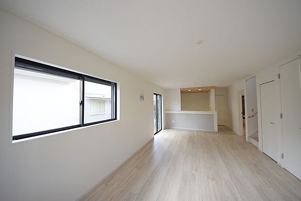 家族団欒のリビング。陽光差し込む食卓には家族の会話とスマイルが溢れます。いつまでもここで食卓を囲みたくなる、そう感じさせてくれるスペース。 